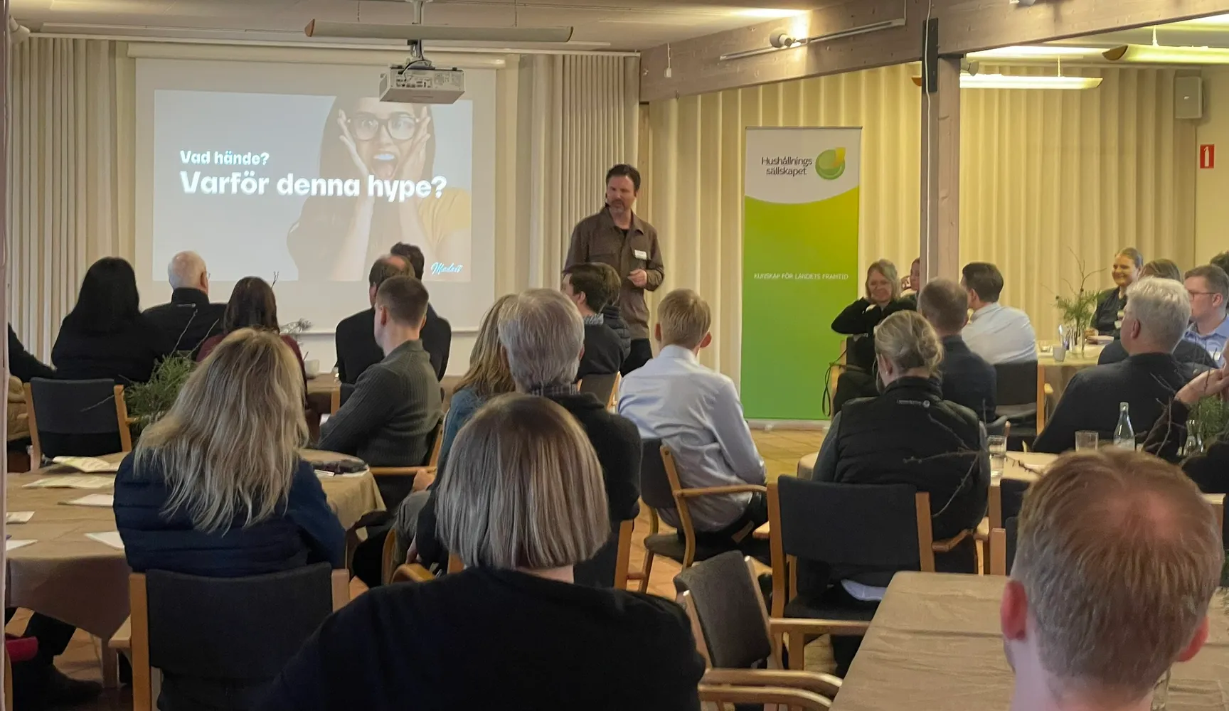Mathias föreläser hos Hushållningssällskapet framför sliden ”Vad hände? Varför denna hype?”